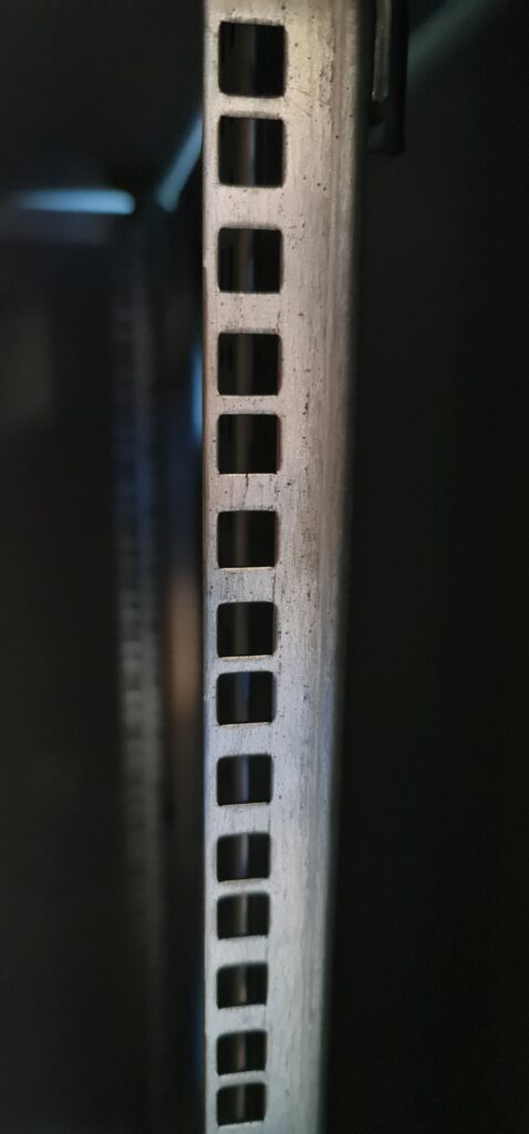 19" server rack rail